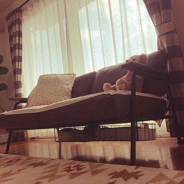 わずかなすきまを有効利用 ソファ下の収納アイデア10選