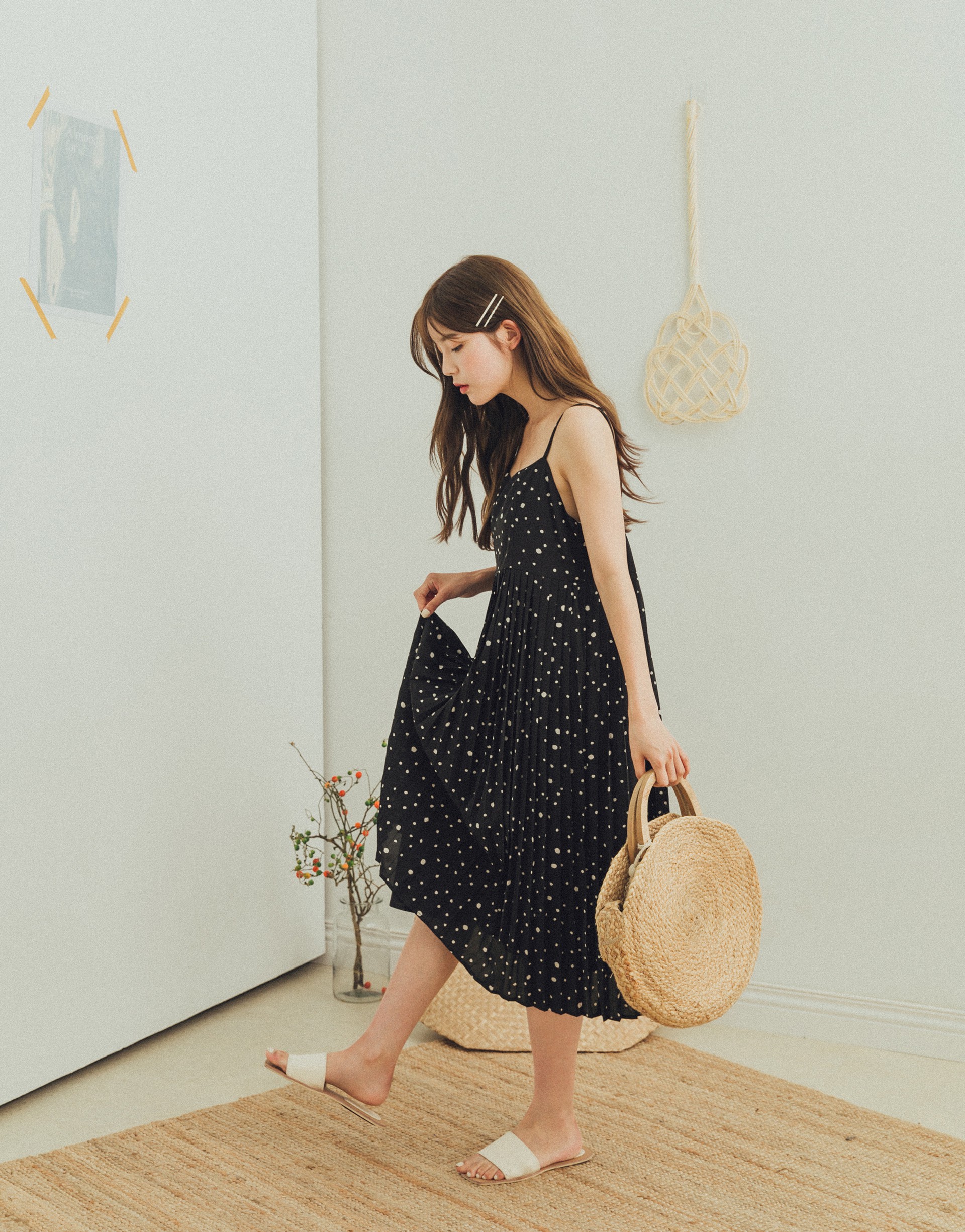 不規則點點面料/下擺摺設計/寬鬆舒適版型/肩帶可調/有內裡