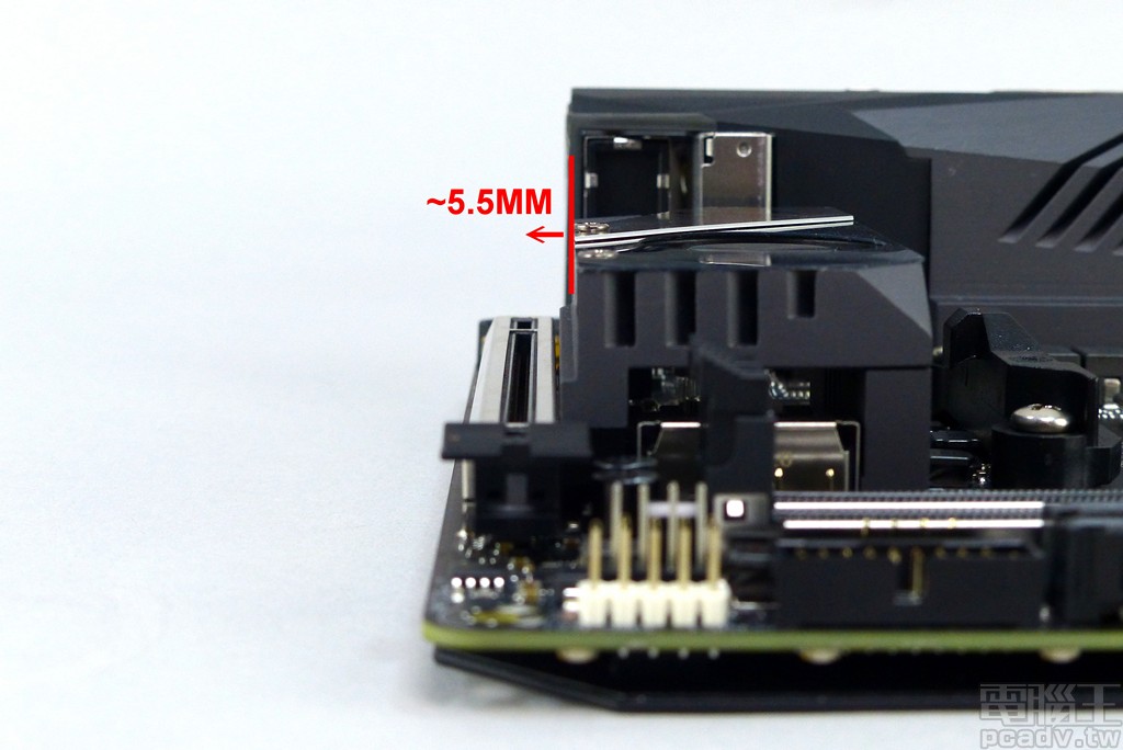 ▲ 近期中、高階顯示卡喜歡加上金屬背板，X570 I AORUS Pro WiFi 晶片組與 M.2 散熱模組在此也有退縮，從介面卡電路板算起可容納約 5.5mm。