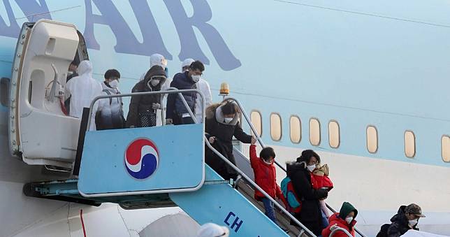 南韓包機撤700僑民！陸籍妻上不了機…31歲暖夫陪留武漢