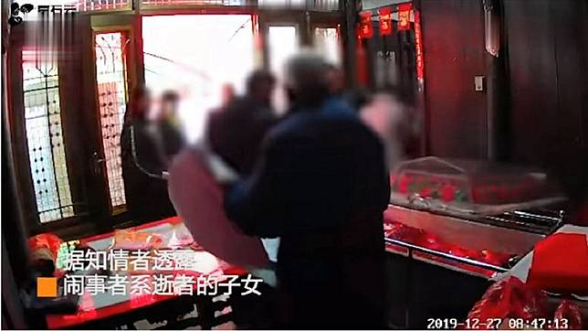 大陸江蘇日前1處靈堂，遭人闖入大鬧還對遺體不敬。(圖／翻攝自YouTube)