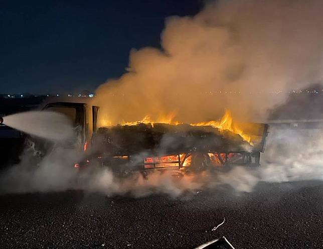 貨車載乾洗手液突起火，警消籲做好安全措施