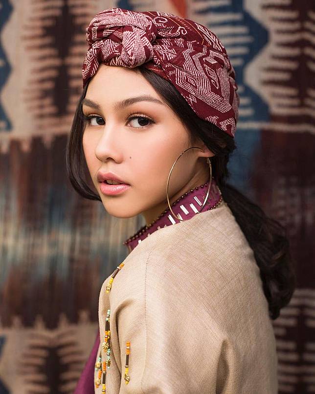 Tampilan memikat Vanesha dengan ponytail