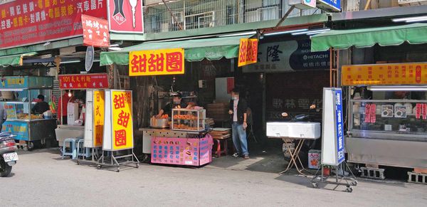 【板橋美食】甜甜圈 (原民治街口)-柔軟又美味的銅板雙胞胎美食