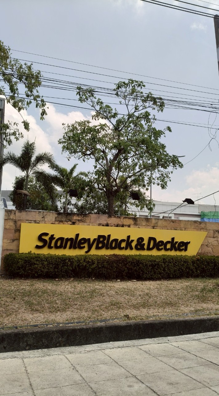 รอสัมภาษณ์ โรงงานสแตนเล่ย์ นิคมเวลโกรว์