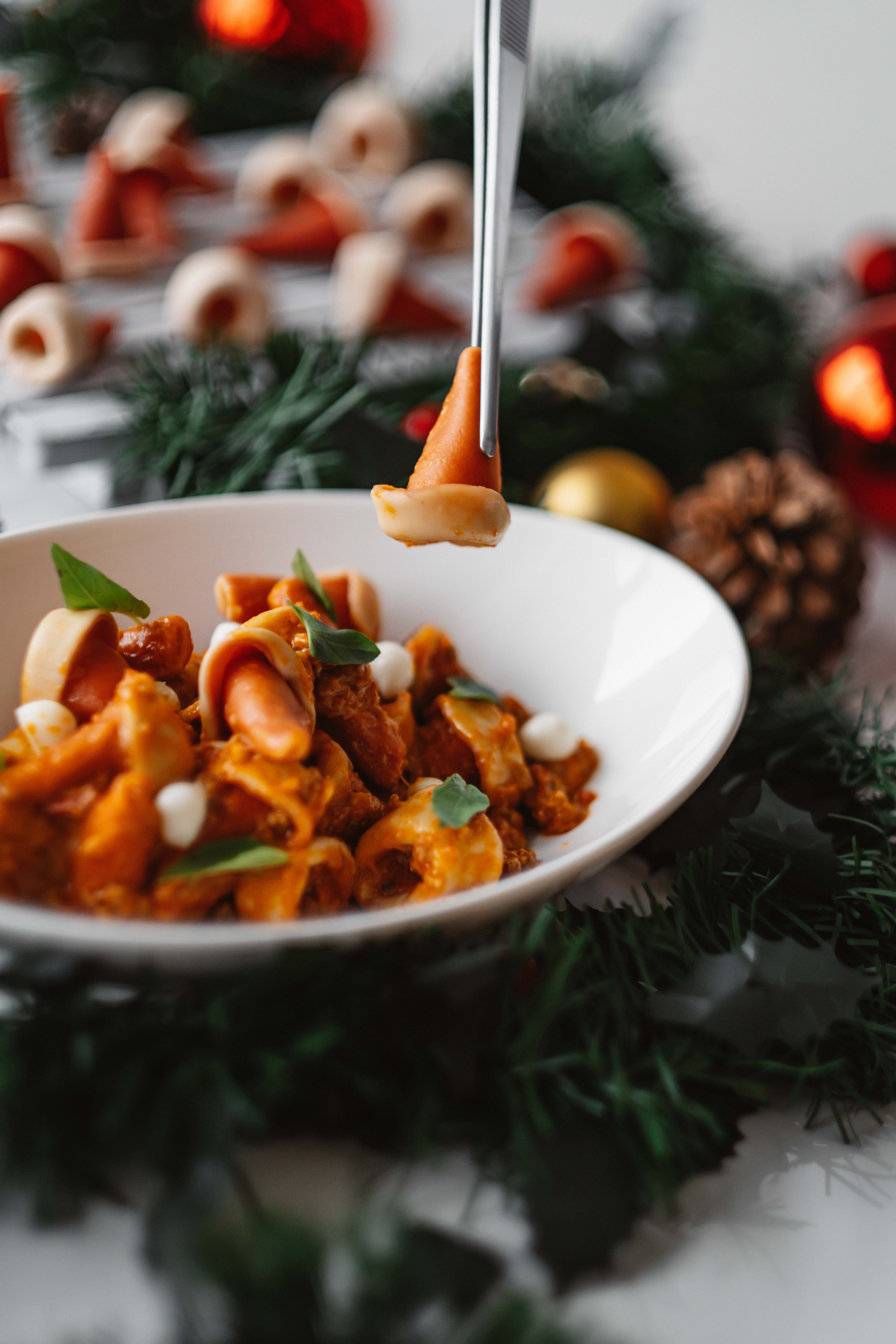 PASTA & CO.聖誕限定聖誕老公公帽子麵，佐義式臘腸肉醬及莫扎瑞拉起司球。(圖/PASTA & CO.)