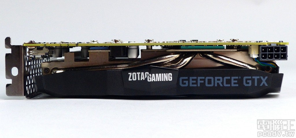 ▲ 顯示卡散熱器飾蓋側邊印製該系列 ZOTAC GAMING 以及 GEFORCE GTX 字樣，此處也可以觀察到 3 根 6mm 熱導管蹤跡。