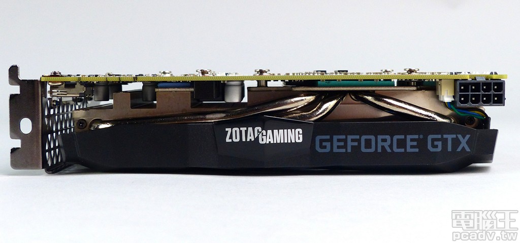 ▲ 顯示卡散熱器飾蓋側邊印製該系列 ZOTAC GAMING 以及 GEFORCE GTX 字樣，此處也可以觀察到 3 根 6mm 熱導管蹤跡。