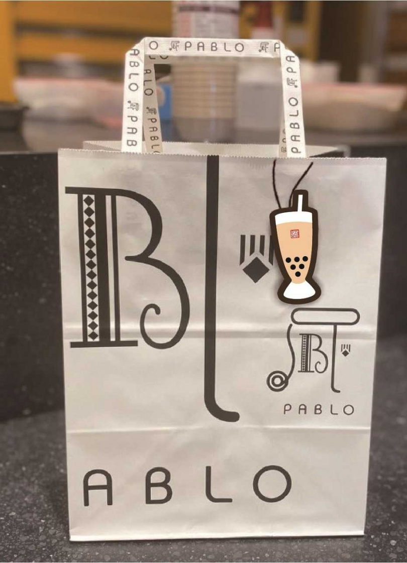 PABLO購買珍珠奶茶起司塔即贈小卡，憑小卡於全台春水堂門市，點中杯飲品贈送一份珍珠。（圖／PABLO）