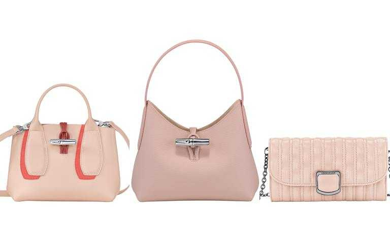 Longchamp ROSEAU系列手提包S(淡粉色)／20,600元、Longchamp ROSEAU系列肩揹袋(淡粉色)／11,900元、Longchamp BRIOCHE系列鍊帶錢包(淡粉色)／15,500元(圖／品牌提供)