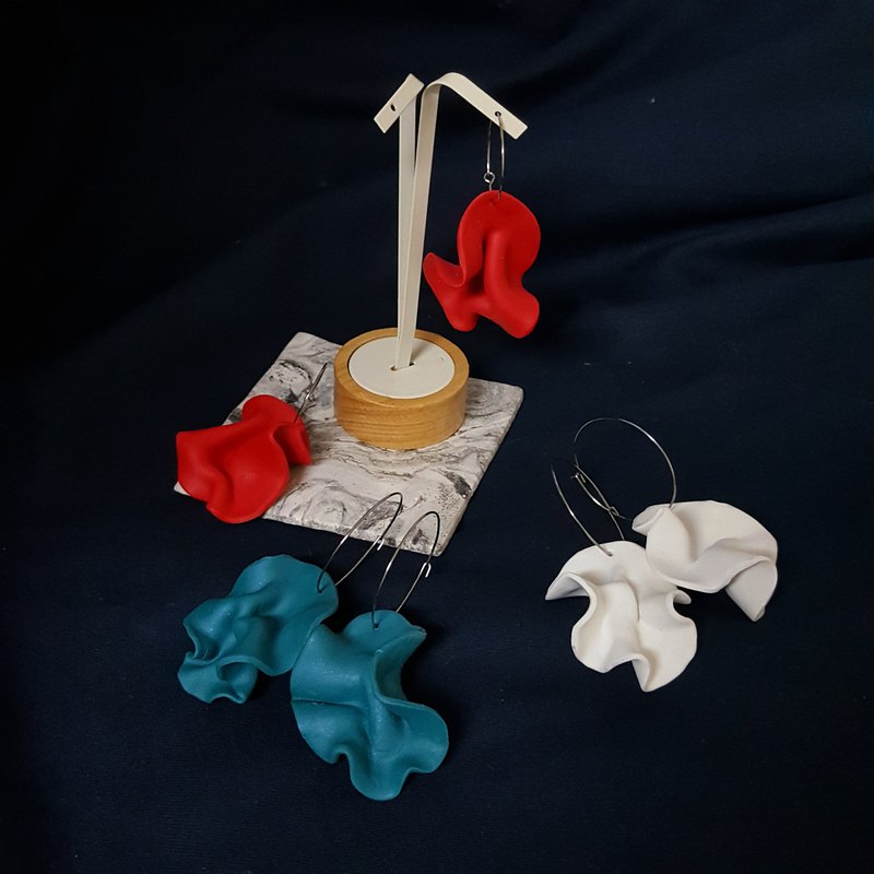 大氣簡約波浪造型/不管是搭配印花洋裝或帥氣純色大衣/就能輕鬆駕馭出有型的整體風格 / 因全手工製作 / 每款波浪幅度不會一模一樣