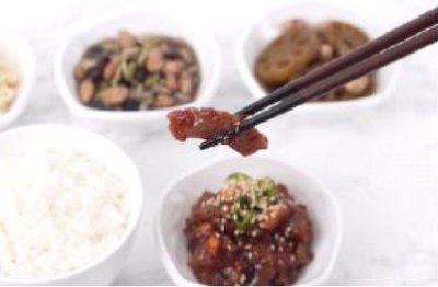 與韓國水協中央會合作引進韓國新鮮水產 韓國餐桌美食-醃辣醬章魚 香辣口味，刺激味蕾，超級下飯! 重量:1kg 韓國原裝進口 *目前只有原裝1公斤裝，無小包分包裝 須冷藏宅配運送 (10kg內運費200