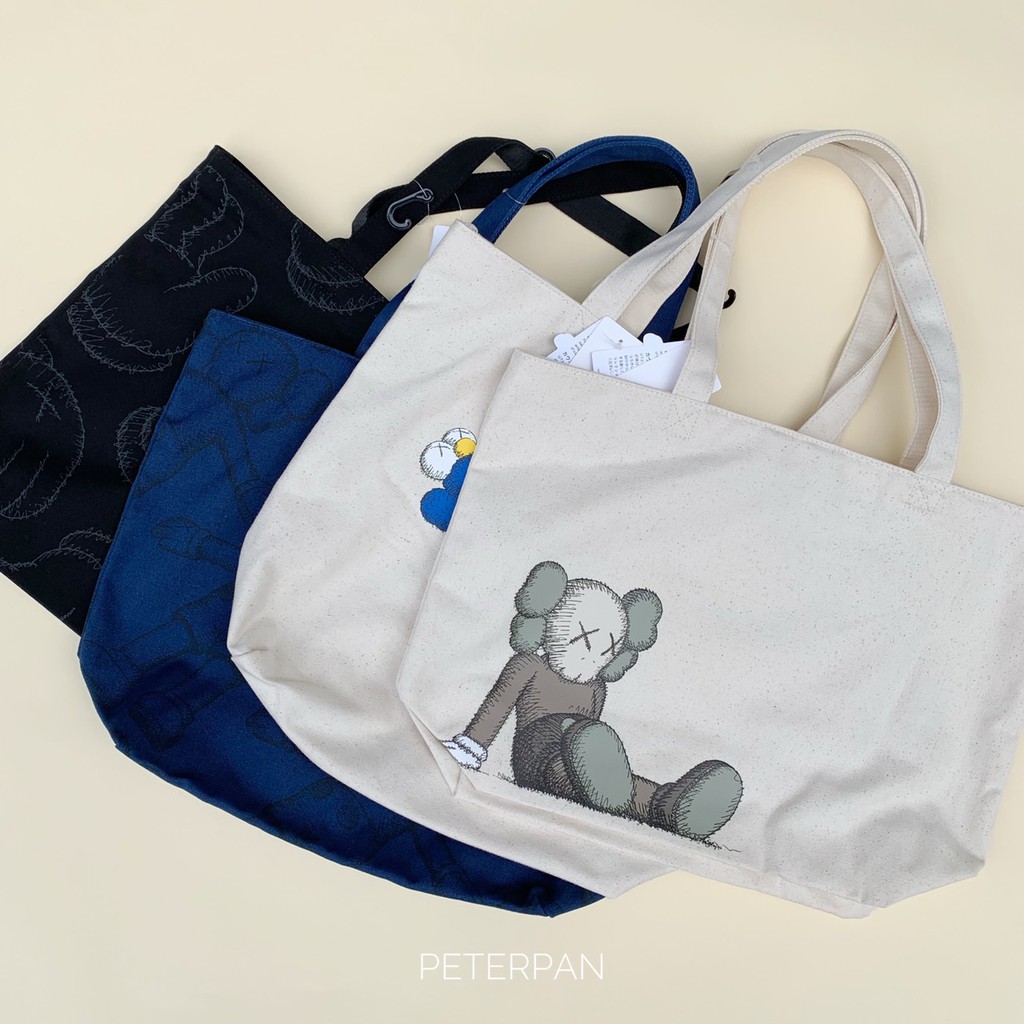 商品KAWS x Uniqlo 聯名 托特包 托特袋 購物袋狀況全新正品公司貨#KAWS #Uniqlo #潮流公仔⚠️下單前可多使用“聊聊”，詢問是否還有庫存⚠️所有商品皆為正品公司貨，絕無贋品、仿