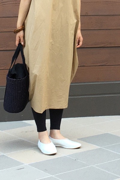 夏の足元はスリッポン スニーカーで 50代モデルの私服コーディネート ハルメク365