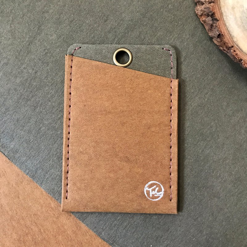 雙面皆可放，可掛在脖子或包包上（附繩子） 尺寸：11cm x 7.5cm