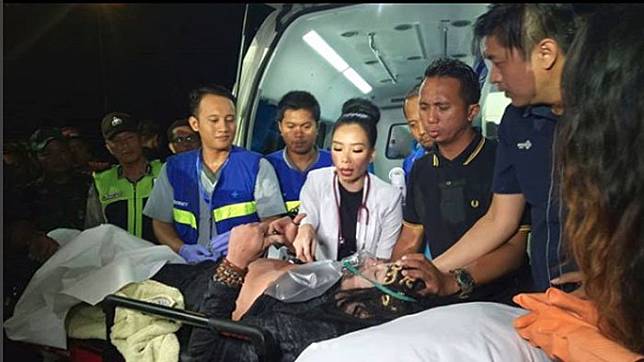 Limbad ditangani tim dokter usai aksi kubur diri dalam es ()   Artikel ini telah tayang di Tribunjatim.com dengan judul 9 Foto Anak Master Limbad Cecilia Gina Waktu Lagi di Pantai, Nggak Kalah 'Bersinar' dari Matahari!, http://jatim.tribunnews.com/2018/03/26/9-foto-anak-master-limbad-cecilia-gina-waktu-lagi-di-pantai-nggak-kalah-bersinar-dari-matahari?_ga=2.35715367.605411016.1522040674-1901692863.1521611343. Penulis: Ani Susanti  Editor: Anugrah Fitra Nurani