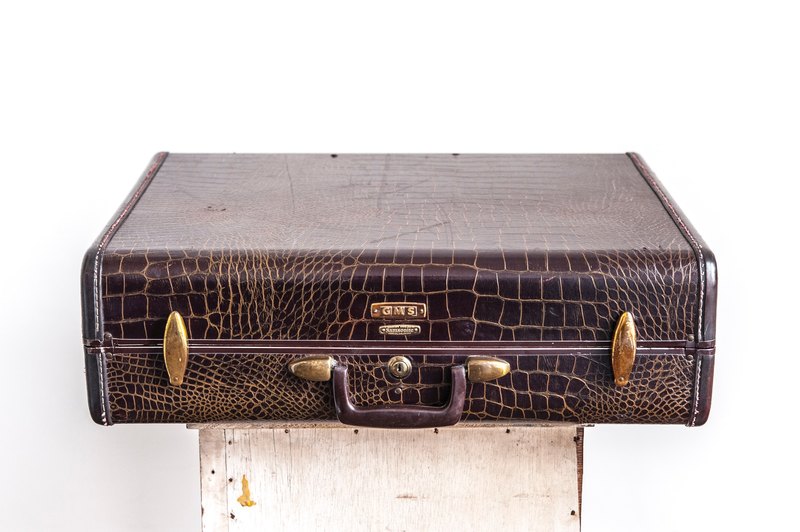 Samsonite於1910年創立於美國科羅拉多州的丹佛市 當時的創辦人一心以製造最堅固耐用的行李箱為志 供世界各地的人們所使用 其品牌名稱Samsonite就是源自於聖經中 一名強而有力的聖者-“S