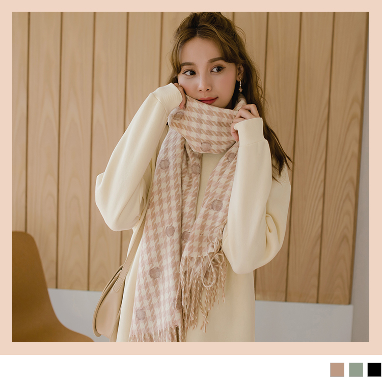 選用舒適柔軟毛料，給予冬季保暖好感。<br />千鳥格紋帶出知性優雅風格，配色圓點營造女孩可愛感。<br />此款3色抽鬚圍巾，打造吸睛度高的甜美穿搭。<br /><br />**************<br /><br />小提醒：<br />小提醒：<br />深色衣物建議單獨洗滌，以翻面手洗或放洗衣袋洗最佳喔(勿用熱水)<br />並建議第一次穿著前請先下水洗滌，以避免染色問題唷~<br /><產品規格><br />尺寸：長約:21.5cm．寬約:24.5cm<br />*手工測量為正負1-2cm誤差值是正常的唷