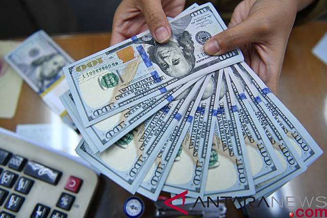 Dolar melayang di dekat tertinggi 2 minggu jelang pertemuan The Fed