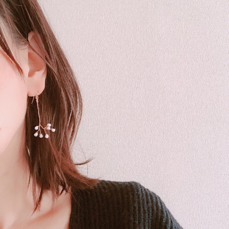 muguet〈ミュゲ〉フランス語ですずらん。小さな花の様な可愛さを表現したハンドメイドアクセサリーです。ひとつひとつ丁寧に、心を込めて製作しています。以小巧可愛的花,植物造型的耳環 , 一個個都小心翼