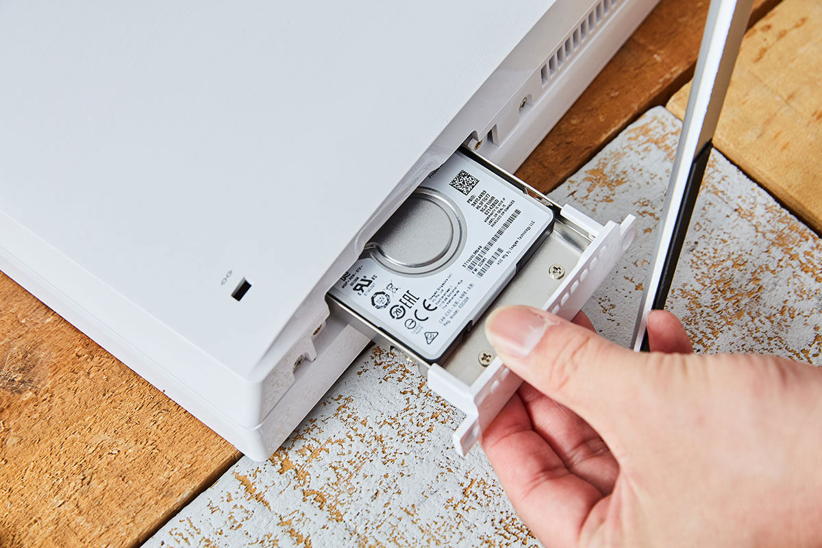 卸除螺絲之後，即可抽出磁碟托盤進行安裝。