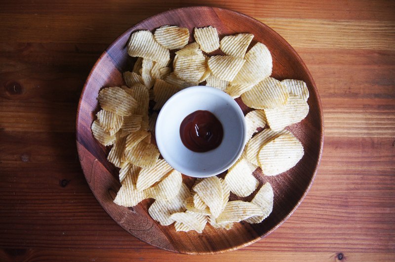 用來裝盛洋芋片，或是水果，火山口還可以放沾醬碟