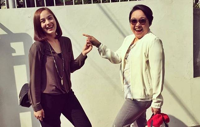 8 Potret ini bukti ibunda Chelsea Islan suka pose kekinian, bak ABG