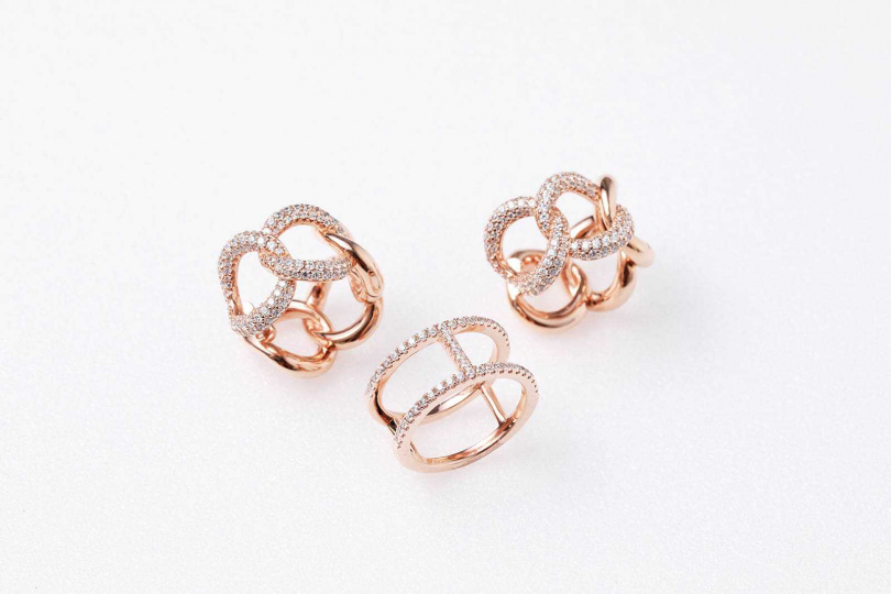 APM Monaco 粉金色純銀鎖鍊耳環／7,800元（上）；雙圈鑲石戒指／2,800元（下）（圖／戴世平攝）