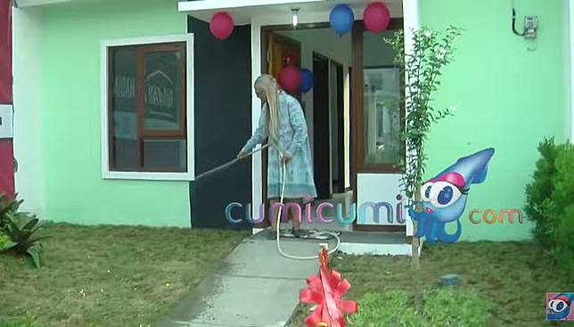 Haru Ini 6 Momen Artis Senior Yati Surachman Sujud Syukur Diberi Hadiah Rumah Baru Merdeka Com Line Today