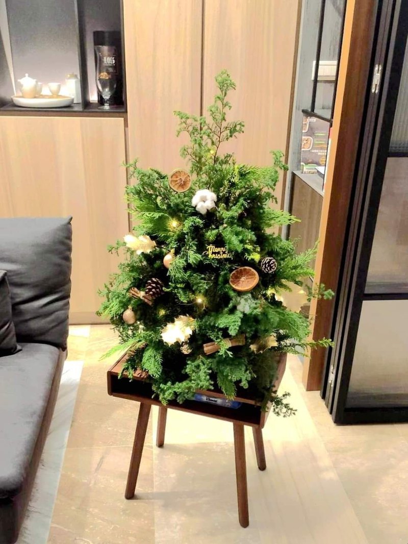 ｜Cedar de Noël 大耶誕樹｜ 2019年冬季讓我們共同迎接深具奢華及時尚感的大聖誕樹－Cedar de Noël。特別精心運用3~4種不同的松柏科植物，以逼真的質感及自然氣息在溫暖的南方重