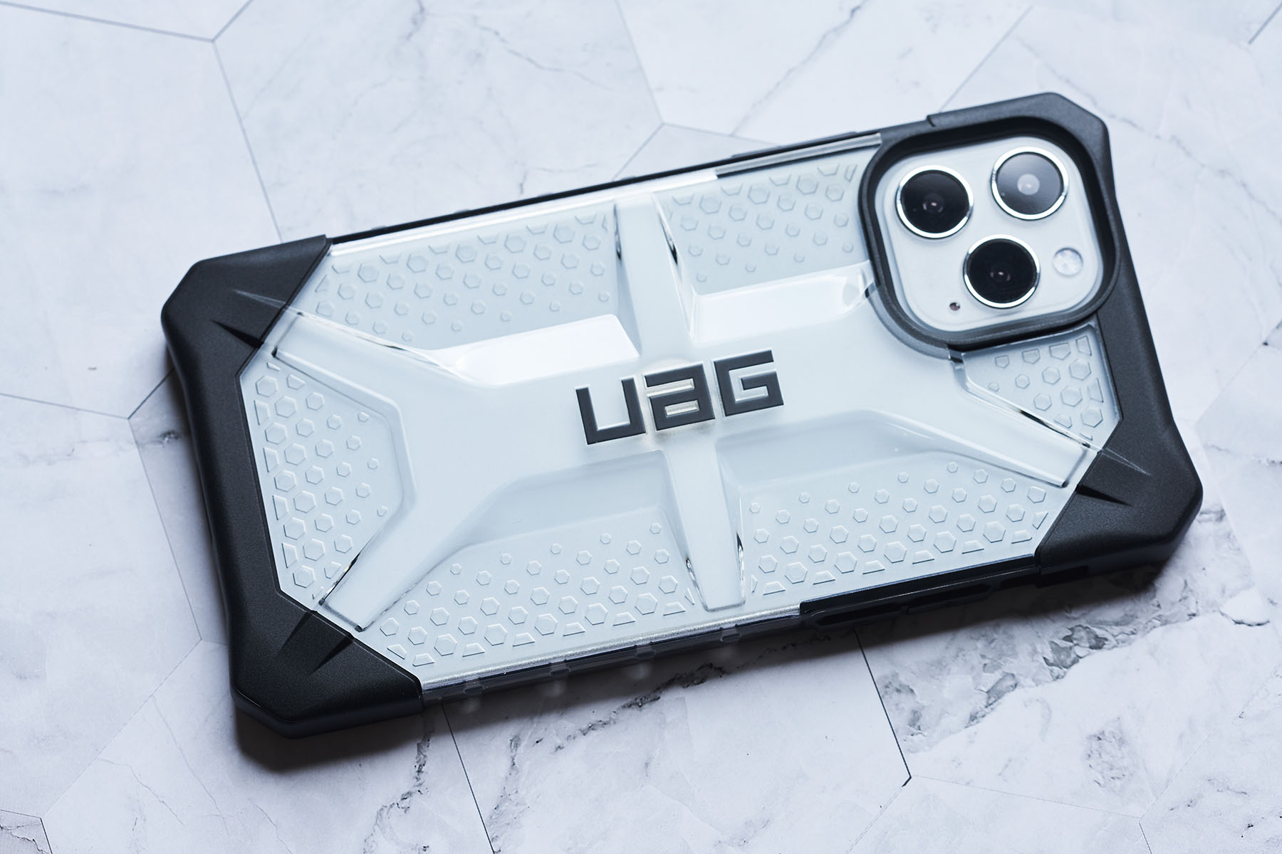UAG 透色系列安裝上白色款 iPhone 12 Pro 的效果。