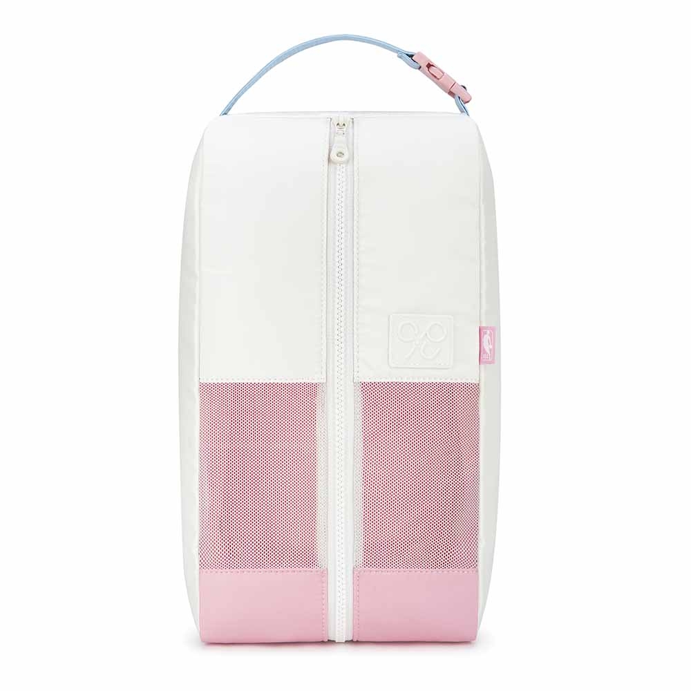 NBAxCiPU聯名系列商品。獨立收納球鞋的專屬鞋袋，旅行、運動換鞋超便利！「CiPUxNBA輕量鞋袋」100%寶特瓶紗布料製成，防水耐磨。全開式拉鍊拿取鞋子不卡卡，可以放1~2雙鞋。開釦式手提把讓你