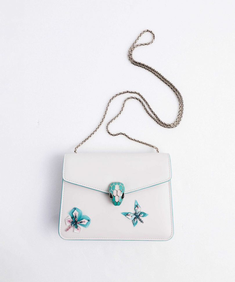 BVLGARI Serpenti Forever Butterfly Flow 淨白小牛皮肩背包／100,500元。（圖／戴世平攝）