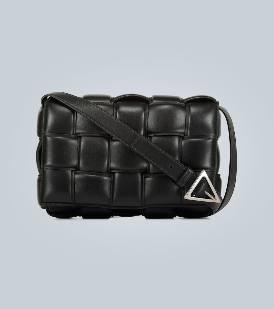 Crafted from 100% black leather, this shoulder bag from Bottega Veneta reworks the classic Intreccia