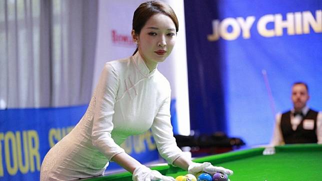 26歲的王鐘瑤被封為是大陸最美的撞球女裁判。(圖／翻攝自微博)