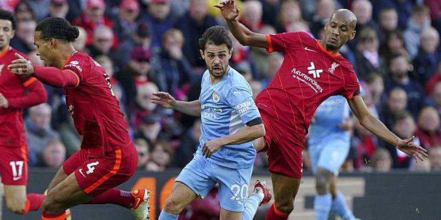 Pemain Manchester City, Bernardo Silva (tengah) di laga kontra Liverpool (c) AP Photo