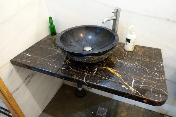 銀狐大理石-八里聯利石材，大理石材推薦，翡翠、瑞士白大理石，白色系大理石，電視牆、玄關、浴室、檯面適用大理石，有礦山自產自銷的大理石材廠推薦