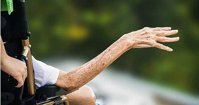 外籍看護衝擊婚姻？　女看護讓70歲阿公「有反應」