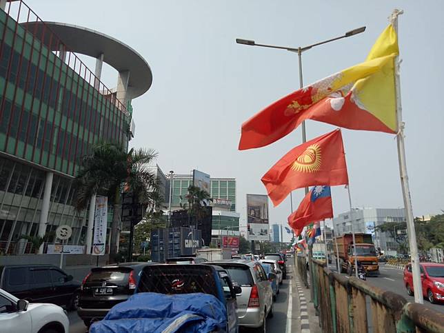 7 Potret Bendera Peserta Asian Games yang Dipasang Pakai 