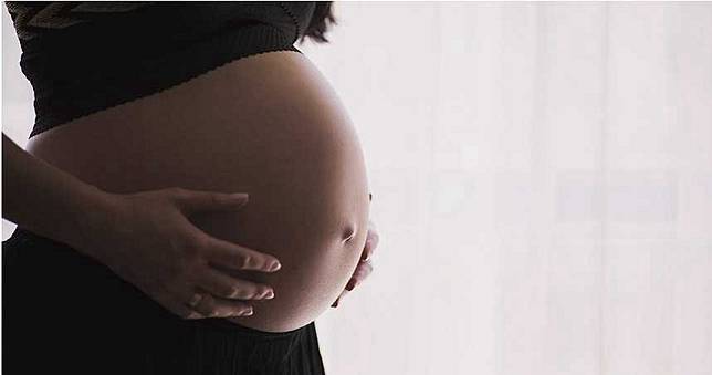 懷孕4個月子宮沒胎兒　檢查發現「搬家」到腹腔