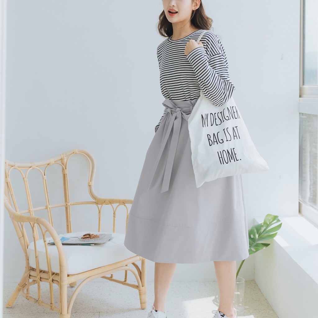 SLASHNOSE OUTLET 獨家優惠*實品顏色依單品照為主聚酯纖維 95% 彈性纖維 5% 厚薄:適中 彈性:適中素材產地 / 中國加工產地 / 中國商品描述後擺開衩/兩側有口袋/綁帶可拆可調/腰圍兩側至後鬆緊設計【鑑賞期及退貨注意事項】1.提供15天鑑賞期之權益(含例假日，此為考慮期並非試用期)，若商品如經拆封、使用、以致缺乏完整性即失去再販售價值時，恕無法退貨。2.退貨商品須為全新狀態且包裝完整商品（保持退貨商品、內外包裝、贈品等之完整性）。3.若要退貨，請以原始包裝方式寄回，包含完整無損之外箱、商品、包裝紙，目錄、吊牌、贈品等，若原外箱已遺失，請另使用紙箱包覆於商品原廠包裝外，切勿直接於原包裝上黏貼紙張或書寫文字，來做寄送，若原盒內所有物品有損壞或遺失，恕不接受退貨。4.15天鑑賞期，不可適用於以下情況，如留有污漬、磨損、有異味、配件不全，恕不接受退貨。5.因電腦解析度及螢幕等問題會有色差差異，以收到的商品實品為準。6.若可以成立訂單便表示現貨另對商品有任何問題歡迎使用聊聊洽詢，國定假日、例假日賣場暫停回覆訊息及出貨7.若包裹有異常狀況，客服將會在主動於聊聊中聯繫您，還請留意和見諒。