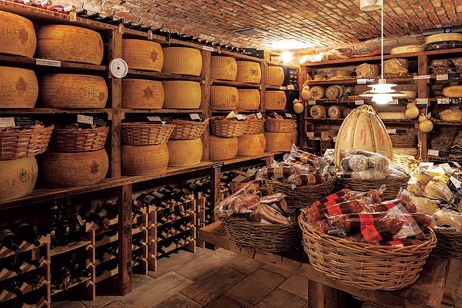 ホール チーズがセラーに勢揃い イタリア直送チーズの専門店が麻布十番にオープン