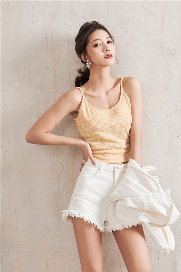 親膚舒適材質；細肩帶短版設計；格紋印花。