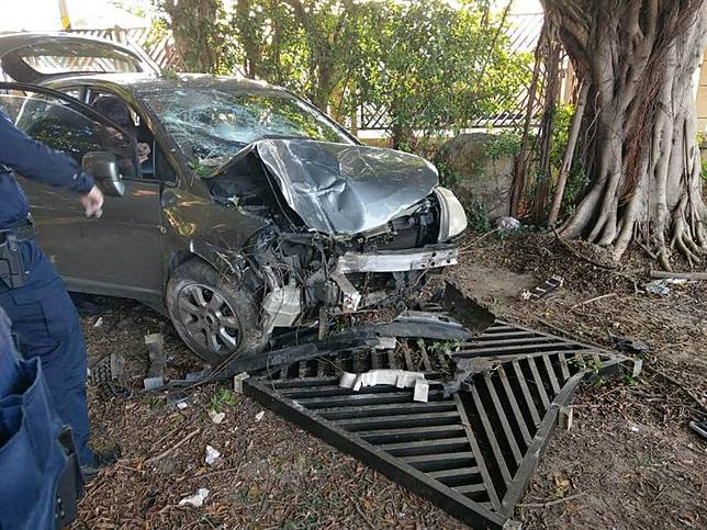 警停等紅燈聞車上飄K味  屁孩撞中正高中圍牆遭逮