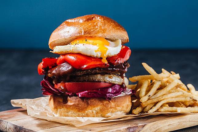 「SPARK」推出BBQ手撕豬三明治，每份180元。（圖片提供/MITSUI OUTLET PARK 台中港）