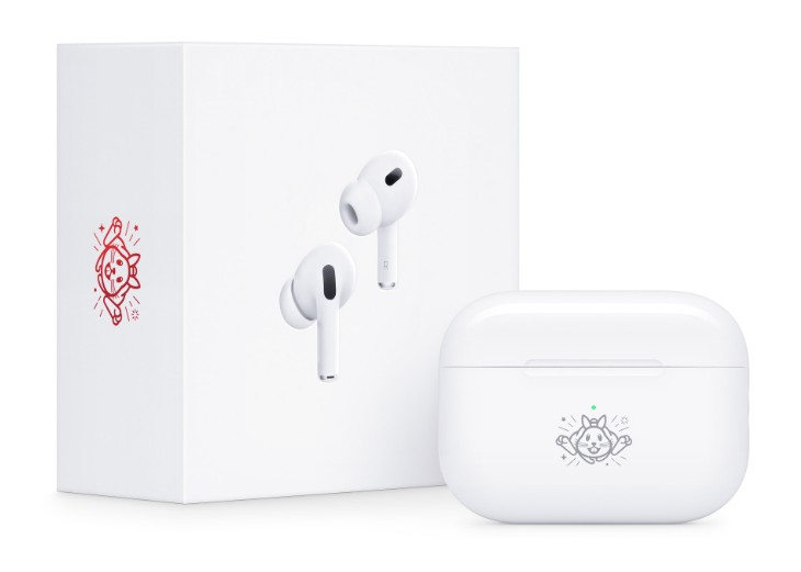 兔年特別款是一隻兔兔有活力往前衝的造型，跟自己選擇兔子圖案鐫刻的樣式不同。