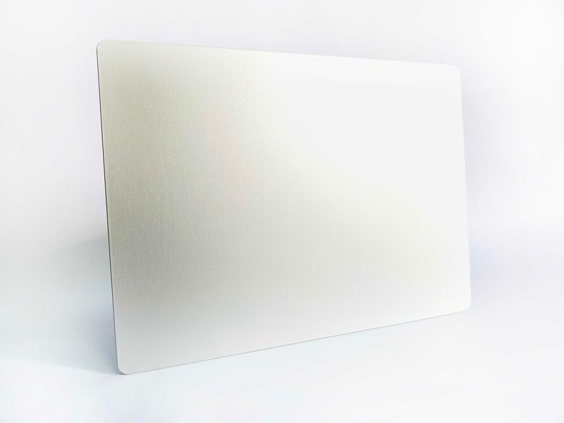 結合傳產製造-金屬沖床技術，以高硬度的鋁合金，加上陽極處理、毛邊整修等技術，設計出熱賣鋁合金系列產品。 鋁合金的質感，精巧的包裝，可以很輕便的放入行李箱，是出國送禮、企業客製化禮品的最佳選擇！※商品照