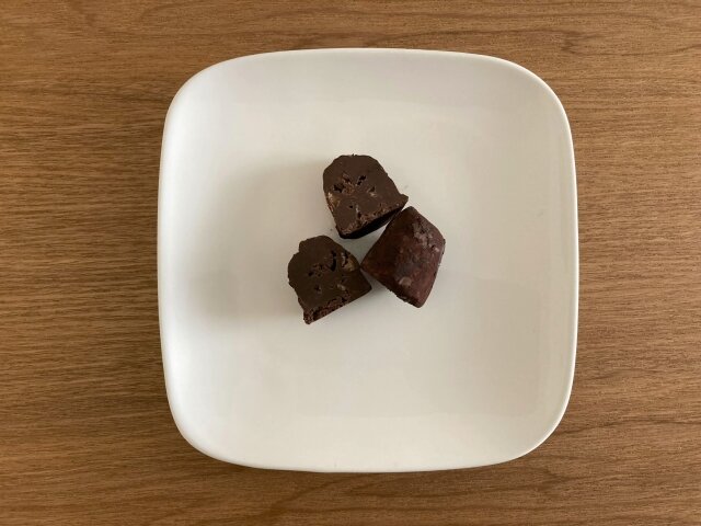 無印良品　カカオトリュフ　チョコ　塩キャラメル　断面　中身