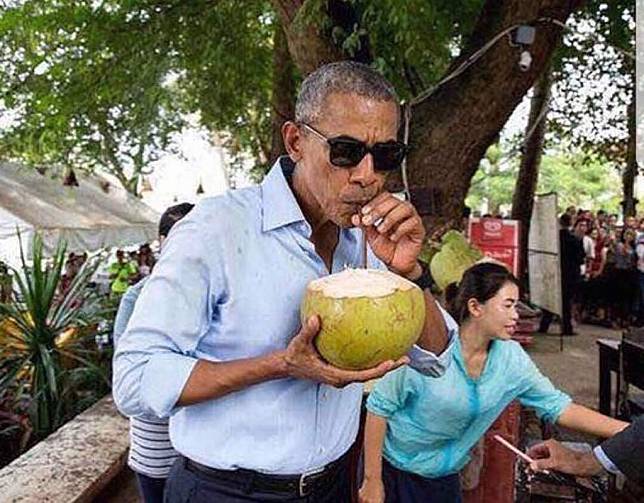 Hoax Foto Obama di Depan Restoran Babi Guling di Bali