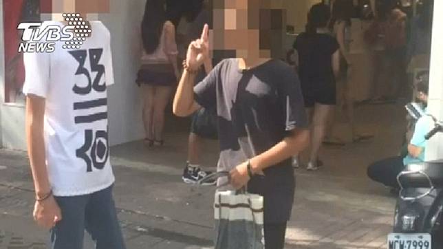 不少人在路上遇到有人強迫推銷愛心筆的經驗。(TVBS示意圖，圖中人物非當事人)